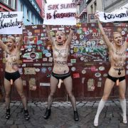 Die Herbertstraße auf der Reeperbahn ist Hamburgs bekannteste Puff-Meile. Nur Männer dürfen hier rein. Aktivistinnen der ukrainischen Frauenrechtsorganisation Femen haben davor gegen Sex-Ausbeutung demonstriert... Die Herbertstraße auf der Reeperbahn ist Hamburgs bekannteste Puff-Meile. Nur Männer dürfen hier rein. Aktivistinnen der ukrainischen Frauenrechtsorganisation Femen haben davor gegen Sex-Ausbeutung demonstriert...