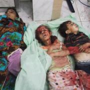 Kinder werden bei den Kämpfen als lebende Schutzschilde missbraucht werden. Die UN hat Syrien auf ihre «Liste der Schande» gesetzt. Dieses schreckliche Foto soll in der Nähe von Hama entstanden sein. Kinder werden bei den Kämpfen als lebende Schutzschilde missbraucht werden. Die UN hat Syrien auf ihre «Liste der Schande» gesetzt. Dieses schreckliche Foto soll in der Nähe von Hama entstanden sein.