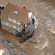 Die Behörden klassifizieren Hochwasser nach ihrer Wahrscheinlichkeit: Das Elbe-Hochwasser im Jahr 2002 gilt als Jahrhunderthochwasser. Statistisch könnte eine solche Flut also bereits in 90 Jahren wieder passieren. Die Behörden klassifizieren Hochwasser nach ihrer Wahrscheinlichkeit: Das Elbe-Hochwasser im Jahr 2002 gilt als Jahrhunderthochwasser. Statistisch könnte eine solche Flut also bereits in 90 Jahren wieder passieren.