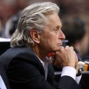 Mit der Diagnose Kehlkopfkrebs lebt Schauspieler Michael Douglas seit Jahren. 2010 machte er seine Krankheit öffentlich. Mit der Diagnose Kehlkopfkrebs lebt Schauspieler Michael Douglas seit Jahren. 2010 machte er seine Krankheit öffentlich.