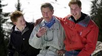 Prinz Charles verbringt mit Harry und William, wie hier 2002 in der Schweiz, regelmäßig Skiurlaube.