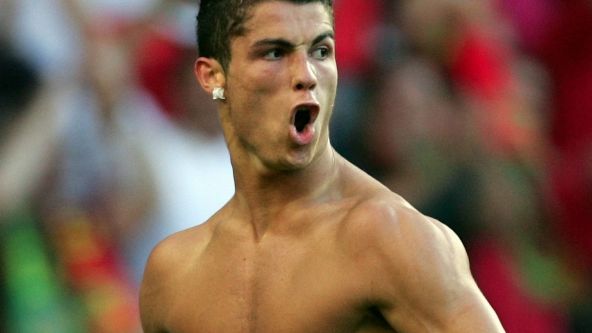 Cristiano Ronaldo ist der Star der portugiesischen Nationalmannschaft. Mit großen Gesten und viel Gel im Haar polarisiert er die Massen. Doch eines hat er unbestritten: einen durchtrainierten Waschbrettbauch. (Foto)