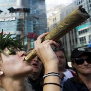 Befürworter der Prohibition befürchten vor allem, dass sich Drogen durch ihre Legalisierung stärker verbreiten. Befürworter der Prohibition befürchten vor allem, dass sich Drogen durch ihre Legalisierung stärker verbreiten.