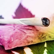 Wichtig ist auch die Verpackung. Sie soll nicht aus einem einfachen Papierchen oder Tütchen bestehen, wie derzeit zum Beispiel bei Marihuana... Wichtig ist auch die Verpackung. Sie soll nicht aus einem einfachen Papierchen oder Tütchen bestehen, wie derzeit zum Beispiel bei Marihuana...