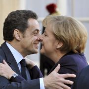 Bisou, bisou: Merkel und Sarkozy beim Begrüßungs-Busserl in Paris. Bisou, bisou: Merkel und Sarkozy beim Begrüßungs-Busserl in Paris.