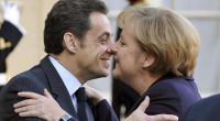 Bisou, bisou: Merkel und Sarkozy beim Begrüßungs-Busserl in Paris.