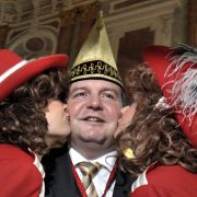 Karnevalskuss: Das «Bützje» ist im rheinischen Straßenkarneval auch auf fremden Wangen völlig normal. Karnevalskuss: Das «Bützje» ist im rheinischen Straßenkarneval auch auf fremden Wangen völlig normal.