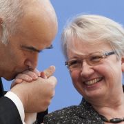 Handkuss: Bei dieser Geste des Respekts und der Ergebenheit verbeugt sich der Herr vor der Dame und deutet auf ihrer Hand eine Berührung seiner Lippen an. Handkuss: Bei dieser Geste des Respekts und der Ergebenheit verbeugt sich der Herr vor der Dame und deutet auf ihrer Hand eine Berührung seiner Lippen an.