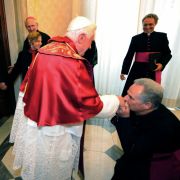 Bischofskuss: In der orthodoxen und der katholischen Kirche ist der Handkuss auch bei Geistlichen vom Bischof aufwärts gebräuchlich. Bischofskuss: In der orthodoxen und der katholischen Kirche ist der Handkuss auch bei Geistlichen vom Bischof aufwärts gebräuchlich.