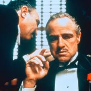 Mafiakuss: Kaum ein Mafia-Film kommt ohne eine Szene mit einem Todeskuss aus. Mafiakuss: Kaum ein Mafia-Film kommt ohne eine Szene mit einem Todeskuss aus.
