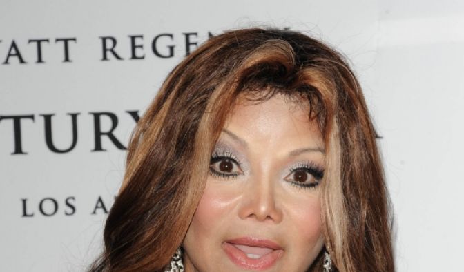 La Toya Jackson wird ihrem verstorbenen Bruder Michael Jackson immer ähnlicher.
