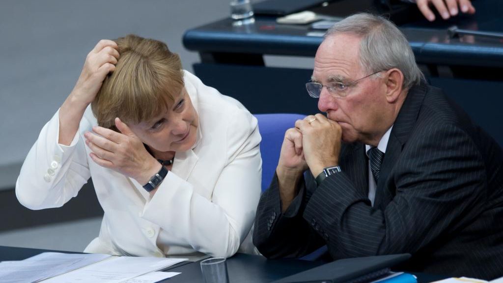 Zwar haben Bundestag und Bundesrat am 29. Juni 2012 den ESM zur Euro-Rettung gebilligt, doch reichten die Linke, der CSU-Abgeordnete Gauweiler und eine Bürgerinitiative Klagen vor dem Bundesverfassungsgericht ein. (Foto)