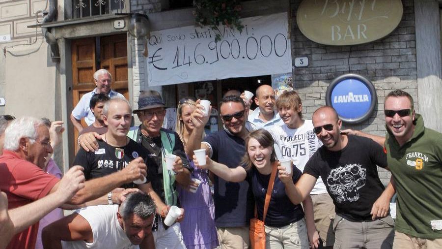 Hier war die Stimmung noch bombig an der Biffi Bar in Bagnone, wo 2009 das Gewinner-Los für den 146.900.000-Euro-Jackpot verkauft wurde. (Foto)