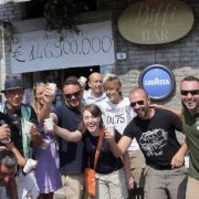 Hier war die Stimmung noch bombig an der Biffi Bar in Bagnone, wo 2009 das Gewinner-Los für den 146.900.000-Euro-Jackpot verkauft wurde. Hier war die Stimmung noch bombig an der Biffi Bar in Bagnone, wo 2009 das Gewinner-Los für den 146.900.000-Euro-Jackpot verkauft wurde.
