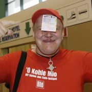 Der Deutsche war einer von 140 Bild-Lesern, die beim Preisausschreiben «Wir klauen den Italo-Jackpot» gewonnen hatte und zum Tippen nach Mailand geflogen wurde. Der Deutsche war einer von 140 Bild-Lesern, die beim Preisausschreiben «Wir klauen den Italo-Jackpot» gewonnen hatte und zum Tippen nach Mailand geflogen wurde.
