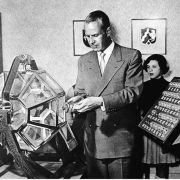 ... dass die erste Zahl bei der ersten Ziehung der Lottozahlen am 9. Oktober 1955 die 13 war, gezogen vom Waisenkind Elvira Hahn. ... dass die erste Zahl bei der ersten Ziehung der Lottozahlen am 9. Oktober 1955 die 13 war, gezogen vom Waisenkind Elvira Hahn.
