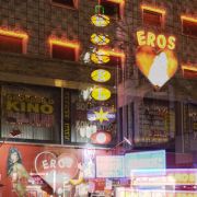 Walter amüsierte sich Nacht auf der Reeperbahn, spielte weiter Lotto, gewann noch einmal 300.000 Mark. Walter amüsierte sich Nacht auf der Reeperbahn, spielte weiter Lotto, gewann noch einmal 300.000 Mark.
