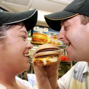 Luke Pittard aus dem britischen Cardiff räumte 2008 1,3 Millionen Pfund ab. Anderthalb Jahre später arbeitete er wieder in seinem Job bei McDonald's, und das nicht, weil die Kohle aufgebraucht wäre. Luke Pittard aus dem britischen Cardiff räumte 2008 1,3 Millionen Pfund ab. Anderthalb Jahre später arbeitete er wieder in seinem Job bei McDonald's, und das nicht, weil die Kohle aufgebraucht wäre.