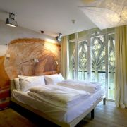 Doch Exklusivität hat auch ihren Preis. Zimmer kosten ab 199 Euro. Wenn Veranstaltungen in der Stadt anliegen oder Feiertage anstehen, können die Preise auch schon mal bis auf 300 Euro und mehr ansteigen. Doch Exklusivität hat auch ihren Preis. Zimmer kosten ab 199 Euro. Wenn Veranstaltungen in der Stadt anliegen oder Feiertage anstehen, können die Preise auch schon mal bis auf 300 Euro und mehr ansteigen.
