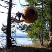 Ups, was hängt denn da? Nein, in Kanada sind keine Außerirdischen gelandet. Die Free Spirit Spheres – Eryn, Eve und Melody – sind kleine Ferienwohnungen der besonderen Art. An Seilen hängen sie zwischen Bäumen, inmitten der kanadischen Natur. Ups, was hängt denn da? Nein, in Kanada sind keine Außerirdischen gelandet. Die Free Spirit Spheres – Eryn, Eve und Melody – sind kleine Ferienwohnungen der besonderen Art. An Seilen hängen sie zwischen Bäumen, inmitten der kanadischen Natur.