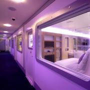 Klein, aber fein: In Japan sind die Hotelkapseln längst normal. So langsam erobern sie nun auch den Rest der Welt. Das Yotel Amsterdam Schiphol etwa gewann bereits mehrere Design Awards. Klein, aber fein: In Japan sind die Hotelkapseln längst normal. So langsam erobern sie nun auch den Rest der Welt. Das Yotel Amsterdam Schiphol etwa gewann bereits mehrere Design Awards.