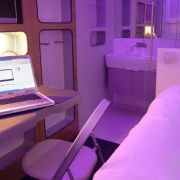 Ein Bett, ein Bad, Ein Fernseher und Free Wifi. Es ist alles da, nur eben in komprimierter Form. Ein Bett, ein Bad, Ein Fernseher und Free Wifi. Es ist alles da, nur eben in komprimierter Form.
