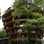 Ebenfalls auf dem Areal: Das Baobab Hotel Spa in Form eines riesigen Affenbrotbaums. Die Nacht kostet hier für zwei Personen umgerechnet zwischen 230 und 305 Euro. In der Magic Mountain Lodge sind es zwischen 200 und 250 Euro. Ebenfalls auf dem Areal: Das Baobab Hotel Spa in Form eines riesigen Affenbrotbaums. Die Nacht kostet hier für zwei Personen umgerechnet zwischen 230 und 305 Euro. In der Magic Mountain Lodge sind es zwischen 200 und 250 Euro.