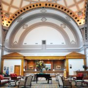 Im Chattanooga Choo Choo Hotel in Tennessee fährt heute kein Zug mehr: Die ehemalige Bahnhofshalle wurde zur Rezeption umfunktioniert. Auf dem Areal gibt es fünf Restaurants, drei Pools und Shops, die jedes Eisenbahnerherz höher schlagen lassen. Im Chattanooga Choo Choo Hotel in Tennessee fährt heute kein Zug mehr: Die ehemalige Bahnhofshalle wurde zur Rezeption umfunktioniert. Auf dem Areal gibt es fünf Restaurants, drei Pools und Shops, die jedes Eisenbahnerherz höher schlagen lassen.