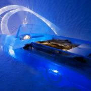 Ein Nacht im Auto? Kein Problem! Geschlafen wird im Icehotel auf Tierfellen und eingepackt in dicke Schlafsäcke. Spezielle Lichtinstallationen sorgen für die richtige Atmosphäre. Ein Nacht im Auto? Kein Problem! Geschlafen wird im Icehotel auf Tierfellen und eingepackt in dicke Schlafsäcke. Spezielle Lichtinstallationen sorgen für die richtige Atmosphäre.