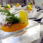 Hier wird selbst das Essen auf Eis serviert. Doch keine Angst. Auch warme Zimmer stehen im Icehotel zur Verfügung. Doch das Erlebnis ist dann natürlich nicht das gleiche. Hier wird selbst das Essen auf Eis serviert. Doch keine Angst. Auch warme Zimmer stehen im Icehotel zur Verfügung. Doch das Erlebnis ist dann natürlich nicht das gleiche.