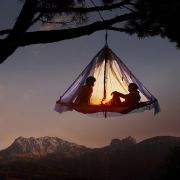 Sieht atemberaubend aus, gibt es aber nicht? Doch, und zwar im Waldseilgarten Höllschlucht in der Nähe von Kempten im Allgäu. Sogenannte Portaledges werden an dicken Ästen befestigt. Eine Nacht kostet 250 Euro inklusive Abendessen und Frühstück. Sieht atemberaubend aus, gibt es aber nicht? Doch, und zwar im Waldseilgarten Höllschlucht in der Nähe von Kempten im Allgäu. Sogenannte Portaledges werden an dicken Ästen befestigt. Eine Nacht kostet 250 Euro inklusive Abendessen und Frühstück.