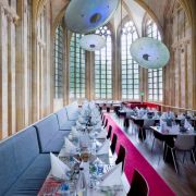 Allein das Restaurant ist eine Augenweide. Hohe Decken mit wundervollen Verzierungen und Malereien verlocken, den Blick immer wieder vom Teller abzuwenden. Allein das Restaurant ist eine Augenweide. Hohe Decken mit wundervollen Verzierungen und Malereien verlocken, den Blick immer wieder vom Teller abzuwenden.