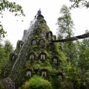 Schon mal in einem Vulkan geschlafen? In Chile ist das möglich. Die Magic Mountain Lodge 860 Kilometer südlich von Santiago spuckt regelmäßig Wasser aus ihrem Schopf. Eine natürliche Klimaanlage. Schon mal in einem Vulkan geschlafen? In Chile ist das möglich. Die Magic Mountain Lodge 860 Kilometer südlich von Santiago spuckt regelmäßig Wasser aus ihrem Schopf. Eine natürliche Klimaanlage.