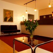Noch einmal die DDR erleben? Im Ostel Hostel in Berlin ist das möglich. Hier gibt es noch Originale aus den 1960er und 1970er Jahren, von der Schrankwand «Karat» bis zum Multifunktionstisch. Noch einmal die DDR erleben? Im Ostel Hostel in Berlin ist das möglich. Hier gibt es noch Originale aus den 1960er und 1970er Jahren, von der Schrankwand «Karat» bis zum Multifunktionstisch.