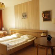 Das Hostel im Plattenbau direkt am Ostbahnhof kostet zwischen 15 Euro für das Bett bis zu 80 Euro für die DDR-Ferienwohnung. Das Hostel im Plattenbau direkt am Ostbahnhof kostet zwischen 15 Euro für das Bett bis zu 80 Euro für die DDR-Ferienwohnung.