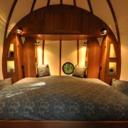 Innen haben sie alles, was man braucht. Ein Bett, einen Tisch, nebenan eine kleine Komposttoilette. Zwei Personen zahlen für die Nacht je nach Unterkunft umgerechnet zwischen 125 und 205 Euro. Innen haben sie alles, was man braucht. Ein Bett, einen Tisch, nebenan eine kleine Komposttoilette. Zwei Personen zahlen für die Nacht je nach Unterkunft umgerechnet zwischen 125 und 205 Euro.