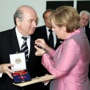 Hoch dekoriert: Kanzlerin Angela Merkel verleiht Sepp Blatter im Beisein von Theo Zwanziger (links) am 7. Juli 2006 das Bundesverdienstkreuz. Hoch dekoriert: Kanzlerin Angela Merkel verleiht Sepp Blatter im Beisein von Theo Zwanziger (links) am 7. Juli 2006 das Bundesverdienstkreuz.