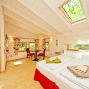 Wenn Sie hier morgens die Augen aufschlagen, ist es, als hätten Sie direkt unter freiem Himmel geschlafen. Hell, freundlich und modern sind die Zimmer eingerichtet. Die Nacht kostet pro Person 79 Euro. Wenn Sie hier morgens die Augen aufschlagen, ist es, als hätten Sie direkt unter freiem Himmel geschlafen. Hell, freundlich und modern sind die Zimmer eingerichtet. Die Nacht kostet pro Person 79 Euro.