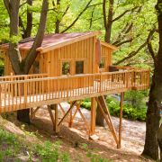 Im Wipfelglück Mönchberg im Spessart gibt es sogar ein barrierefreies Baumhaus für Rollstuhlfahrer. Im Wipfelglück Mönchberg im Spessart gibt es sogar ein barrierefreies Baumhaus für Rollstuhlfahrer.