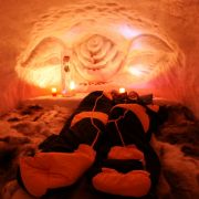 Hier heißt es: dick anziehen oder eng zusammenrücken! Die Nacht kostet in der IgluLodge ab 114 Euro. Für alle Verliebten gibt es die Iglu-Romantik ab 174 Euro und eine Suite kostet zwischen 249 und 299 Euro pro Person und Nacht. Hier heißt es: dick anziehen oder eng zusammenrücken! Die Nacht kostet in der IgluLodge ab 114 Euro. Für alle Verliebten gibt es die Iglu-Romantik ab 174 Euro und eine Suite kostet zwischen 249 und 299 Euro pro Person und Nacht.