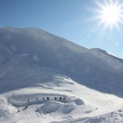 Eisig kalt geht es auch in der IgluLodge auf dem Nebelhorn im Allgäu zu. Sie ist von Ende Dezember bis Mitte April geöffnet, eben dann, wenn es auch knackig kalt ist und der Schnee nicht über dem Kopf wegschmilzt. Eisig kalt geht es auch in der IgluLodge auf dem Nebelhorn im Allgäu zu. Sie ist von Ende Dezember bis Mitte April geöffnet, eben dann, wenn es auch knackig kalt ist und der Schnee nicht über dem Kopf wegschmilzt.