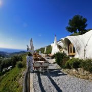 Urlaub im Schneckenhaus, lautet das Motto in der Los Caracoles Lodge an der spanischen Costa del Sol. Auf der einen Seite erwartet die Gäste ein wundervoller Blick aufs Mittelmeer, auf der anderen Seite erstrecken sich die herrlichen Berge Spaniens. Urlaub im Schneckenhaus, lautet das Motto in der Los Caracoles Lodge an der spanischen Costa del Sol. Auf der einen Seite erwartet die Gäste ein wundervoller Blick aufs Mittelmeer, auf der anderen Seite erstrecken sich die herrlichen Berge Spaniens.
