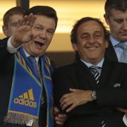 Wie es der Zufall will hatte Platini (hier während der EM mit dem ukrainischen Präsidenten Janukowitsch) nur einige Wochen zuvor selbst eine Wahl gewonnen. Wie es der Zufall will hatte Platini (hier während der EM mit dem ukrainischen Präsidenten Janukowitsch) nur einige Wochen zuvor selbst eine Wahl gewonnen.