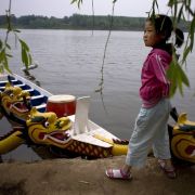 Laut Chinesischer Akademie für Sozialwissenschaften kamen 2010 auf 100 weibliche 116 männliche Babys. Laut Chinesischer Akademie für Sozialwissenschaften kamen 2010 auf 100 weibliche 116 männliche Babys.
