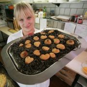 ... sieht das Maria Rogaengel. Sie machte ihre Ausbildung in einem Café in Parchim und fabriziert dort zum Beispiel dieses innovative Seegragebäck voller Vitalstoffe. ... sieht das Maria Rogaengel. Sie machte ihre Ausbildung in einem Café in Parchim und fabriziert dort zum Beispiel dieses innovative Seegragebäck voller Vitalstoffe.