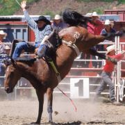 Im australischen Outback fehlen den Cowboys die Frauen, die sie mit ihren Rodeo-Künsten beeindrucken können. Im australischen Outback fehlen den Cowboys die Frauen, die sie mit ihren Rodeo-Künsten beeindrucken können.
