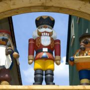 Nussknacker und Räuchermännchen - Frauen findet Mann auch in vielen Dörfern des Erzgebirges nur schwer. Nussknacker und Räuchermännchen - Frauen findet Mann auch in vielen Dörfern des Erzgebirges nur schwer.