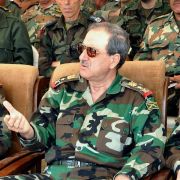 Bei einem Bombenanschlag der Rebellen auf den nationalen Krisenstab am 18. Juli 2012 kommen mehrere Mitglieder der syrischen Führung ums Leben. Bei einem Bombenanschlag der Rebellen auf den nationalen Krisenstab am 18. Juli 2012 kommen mehrere Mitglieder der syrischen Führung ums Leben.