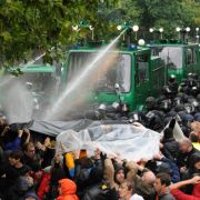 ...400 Menschen wurden durch die Räumung des besetzten Schlossgartens verletzt. ...400 Menschen wurden durch die Räumung des besetzten Schlossgartens verletzt.