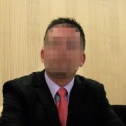 Polizist Reinhard R. hatte am Silvesterabend 2008 bei einem Polizeieinsatz den Berliner Dennis J. mit mehreren Schüssen getötet hatte - und wurde wegen Totschlags zu zwei Jahren auf Bewährung veruteilt. Polizist Reinhard R. hatte am Silvesterabend 2008 bei einem Polizeieinsatz den Berliner Dennis J. mit mehreren Schüssen getötet hatte - und wurde wegen Totschlags zu zwei Jahren auf Bewährung veruteilt.